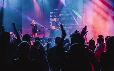 一群穿着米兰球衣的球迷在酒吧里欢呼庆祝的温馨热闹场景