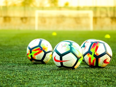 米兰品牌主场圣西罗体育场宏伟的日间全景照片，绿茵场与看台清晰可见